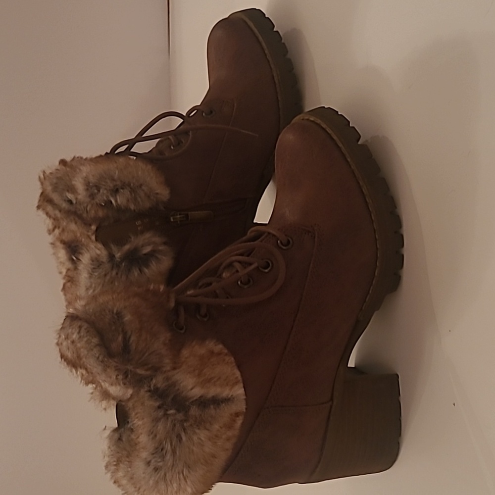 Carlos Santana brown faux fur trimmed boots size  8
